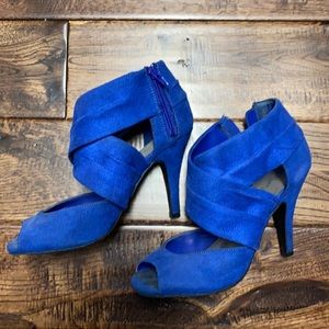 Stylish heel that’s flattering on the foot and leg, size 8, good condition